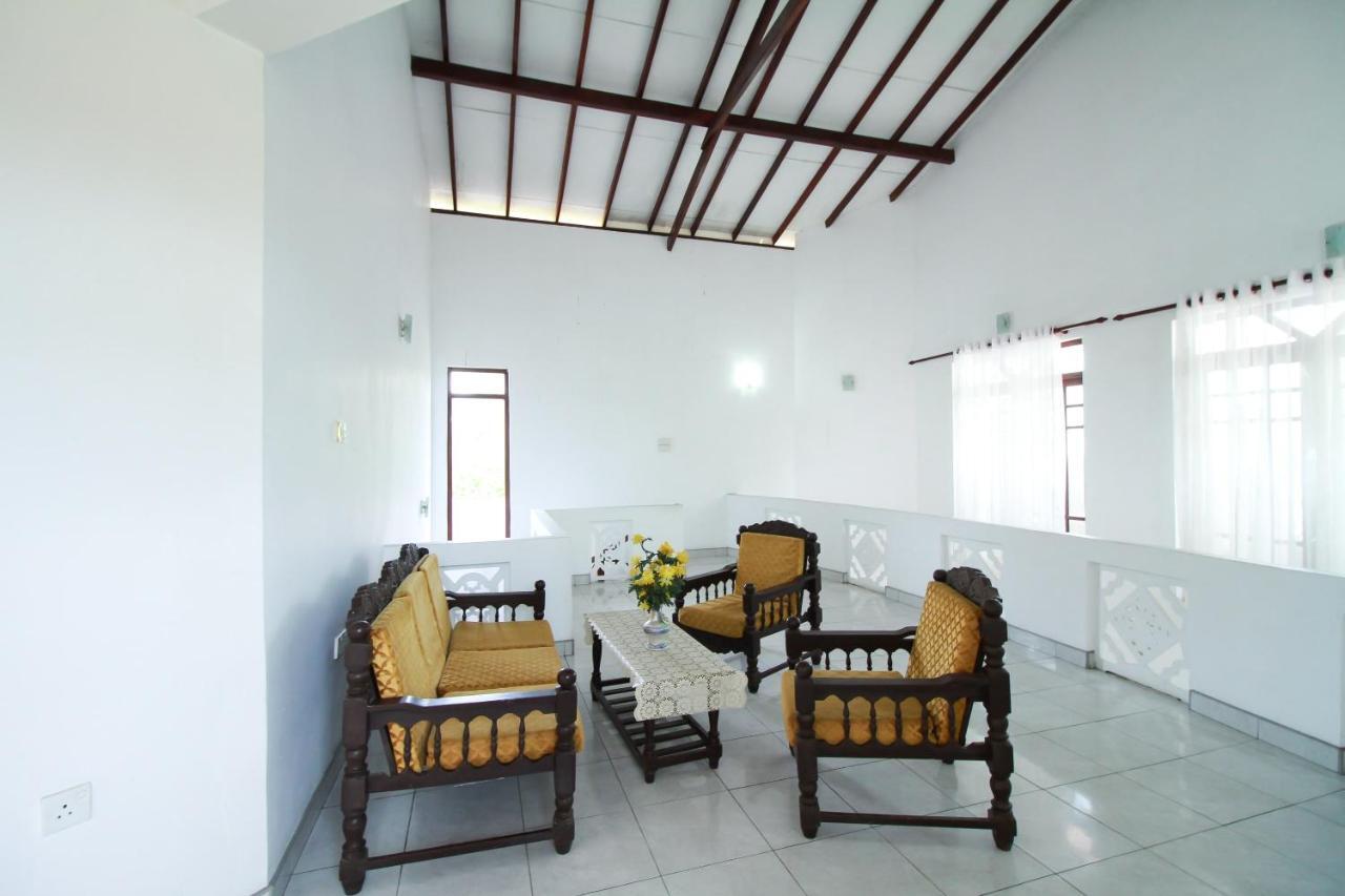 Hotel By The C Uswetakeiyawa Extérieur photo